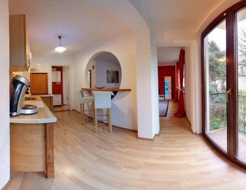 eine Küche und ein Wohnzimmer mit einer Theke und einem Tisch in der Unterkunft Wohnen im gemütlichem Ambiente in Bremen