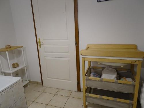 małą kuchnię ze stołem i drzwiami w obiekcie Gîte de l'est 2 w mieście Colmar