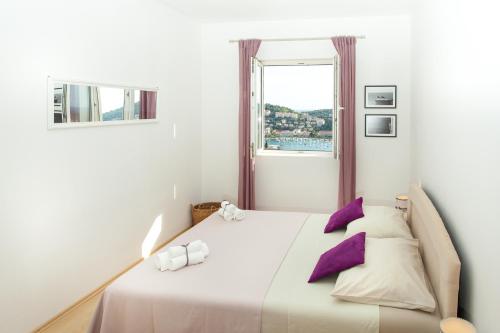 Ένα ή περισσότερα κρεβάτια σε δωμάτιο στο Two bedroom apartment with a sea view & a balcony