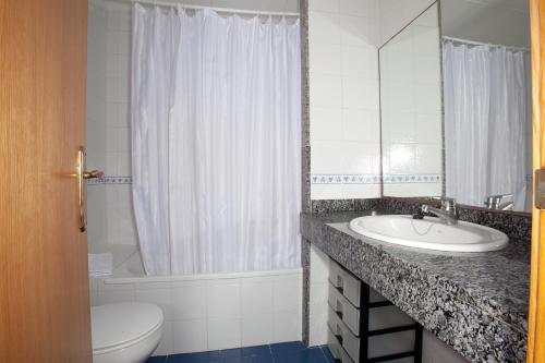 e bagno con lavandino, servizi igienici e doccia. di Apartamentos Sunway Tara a Sitges