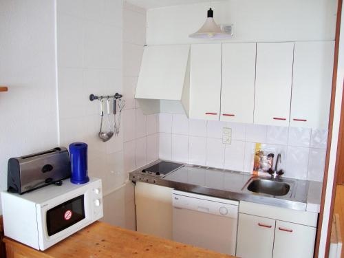 Een keuken of kitchenette bij Apartamentos Paradis Blanc 3000
