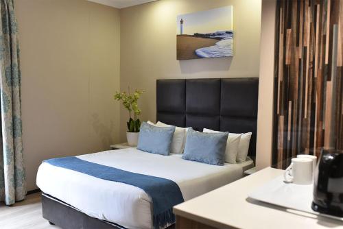 Кровать или кровати в номере Regal Inn Umhlanga Gateway