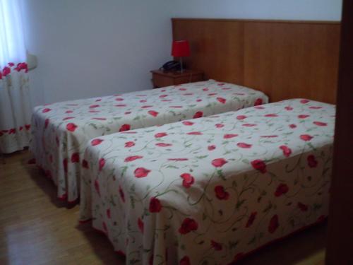 Cama ou camas em um quarto em Hotel Serafim