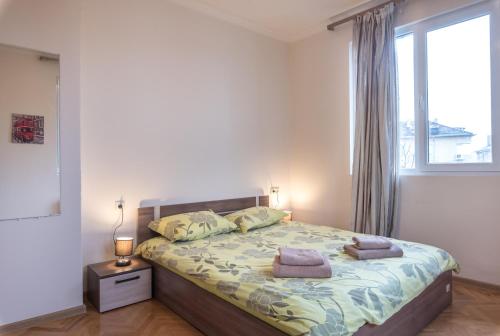 Cama ou camas em um quarto em TERRACE VIEW 2-BDR Suite | Top Center - NDK