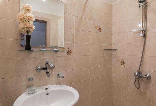 ソフィアにあるTERRACE VIEW 2-BDR Suite | Top Center - NDKのバスルーム(シンク、シャワー付)