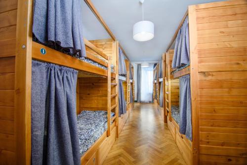 un corridoio in una baita di tronchi con letti a castello di Coffee Home Hostel a Lviv