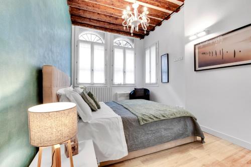 a bedroom with a bed and a chandelier at Rialto Prestige - Campo S Maria Formosa by Wonderful Italy in Venice