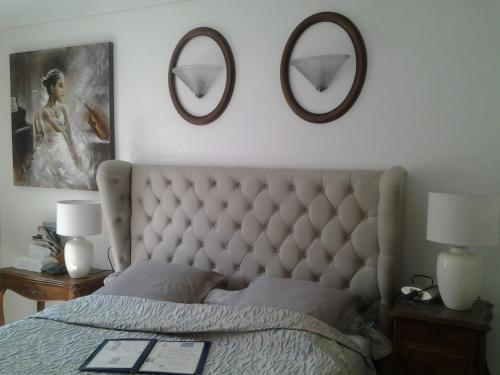 サン・メロワール・デ・ゾンドにあるLa Pastourelle Chambre d Hôtesのベッドルーム1室(壁に鏡2つ付きのベッド1台付)