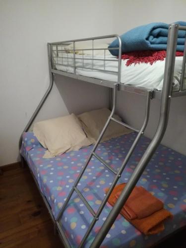 a bunk bed in a room with a bunk bedsheet at Galerie d'art d'une ancienne mairie de 1783 in Espelette