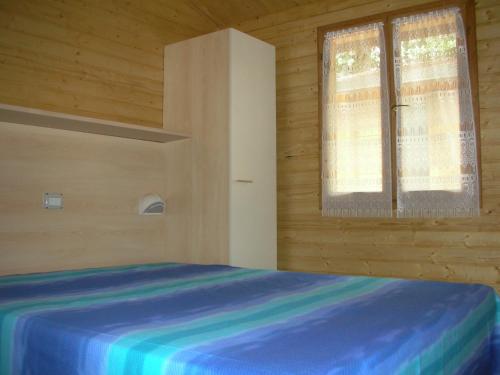 Katil atau katil-katil dalam bilik di Camping Village Viareggio