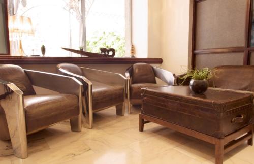a waiting room with leather chairs and a table at Hotel Grazia Eboli in Eboli