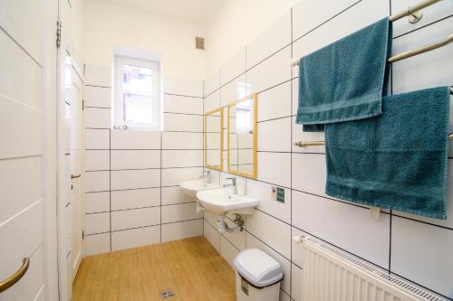 bagno con lavandino e specchio di Coffee Home Hostel a Lviv