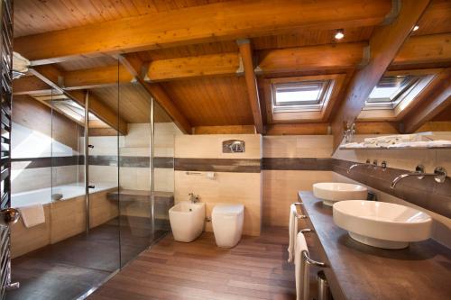 a bathroom with two sinks and two toilets at Hotel Eguren Ugarte in Laguardia