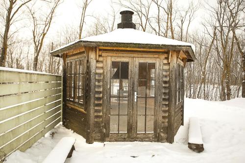a wooden out house in the snow in the yard at Valaste Puhkeküla in Kohtla-Järve