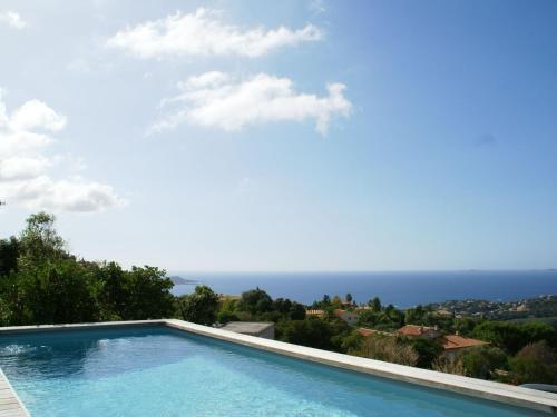 MoliniにあるSpacious modern villa with private poolの海の景色を望むスイミングプール