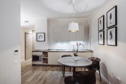 a kitchen and dining room with a table and chairs at Estella luxury suites in Turin