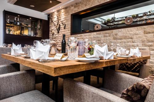 a dining room with a wooden table and chairs at Wellings Parkhotel in Kamp-Lintfort