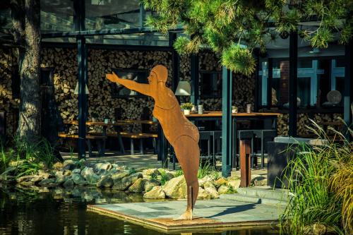 a statue of a woman standing in the water at Wellings Parkhotel in Kamp-Lintfort