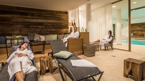 a group of people sitting in chairs in a spa at Wellings Parkhotel in Kamp-Lintfort