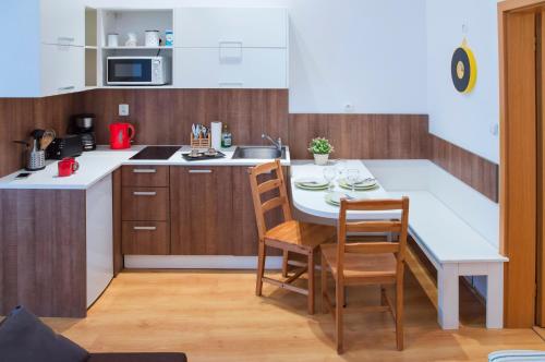Kuchyň nebo kuchyňský kout v ubytování Modern Apartments Opatovická
