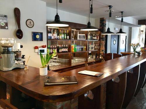 un bar con barra de madera en un restaurante en Fregata, en Ełk