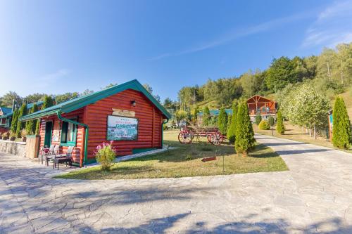 a small building with a picnic table in front of it at Hotel & Resort Gacka in Mojkovac