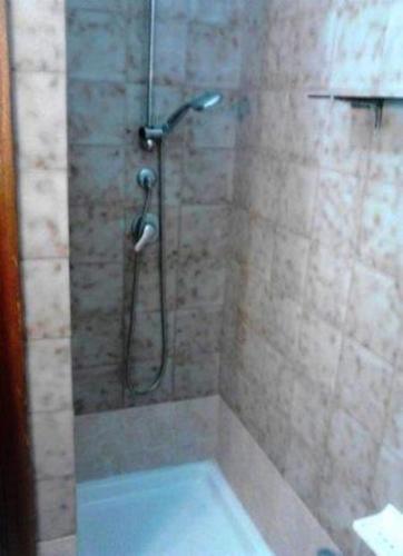 um chuveiro na casa de banho com banheira em Gran Viale al mare em Gallipoli