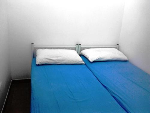 uma cama com duas almofadas num quarto em Gran Viale al mare em Gallipoli