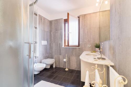 ein Bad mit einem Waschbecken und einem WC in der Unterkunft Hidden Tuscan Treasure in Cantagrillo