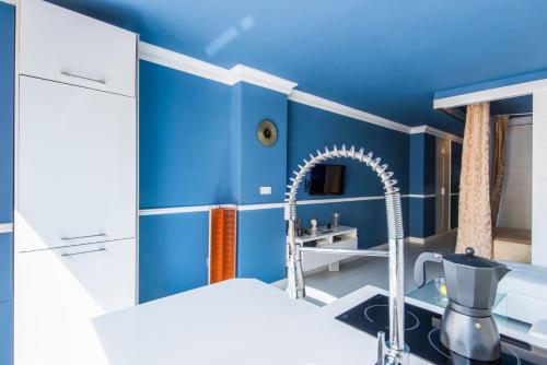 bagno con pareti blu e lavandino di Luxury Torremolinos a Torremolinos