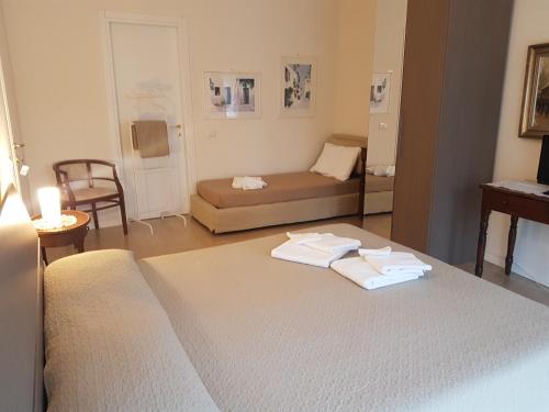 Una habitación con una cama con dos toallas. en Ai Due Vecchi Ulivi, en Garlate
