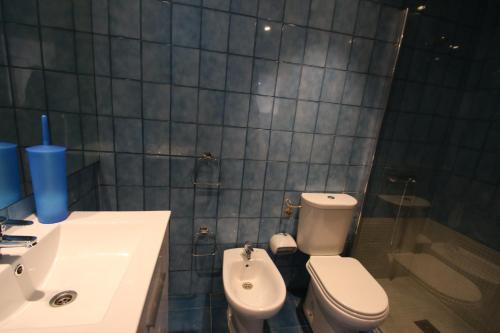 カンブリルスにあるApartamento Leoのバスルーム(トイレ、洗面台付)