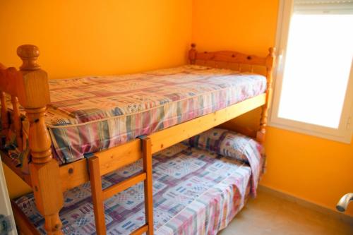 カンブリルスにあるapartamento Estelの窓付きの客室で、二段ベッド2台が備わります。
