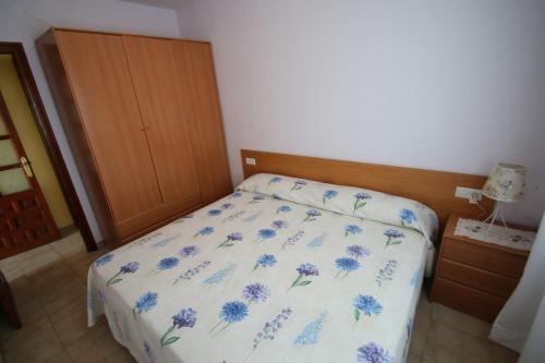 ミアミ・プラトーヤにあるCasa Carmen 5のベッドルーム1室(青い花のベッド1台付)