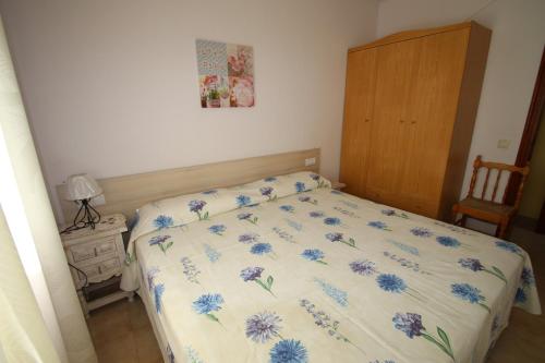 ミアミ・プラトーヤにあるcasa Carmen 6のベッドルーム1室(青い花のベッド1台付)