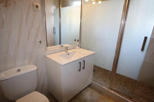 ミアミ・プラトーヤにあるCasa Carmen 5のバスルーム(トイレ、洗面台、シャワー付)