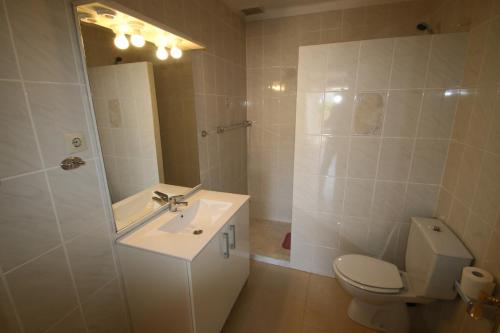 ミアミ・プラトーヤにあるCasa Laraのバスルーム(トイレ、洗面台、シャワー付)