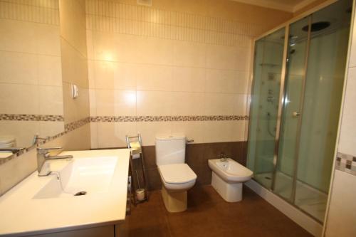 カンブリルスにあるCasa Rosales 4のバスルーム(トイレ、洗面台、シャワー付)