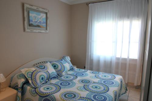 カンブリルスにあるCasa Rosales 8のベッドルーム1室(枕付きのベッド1台、窓付)