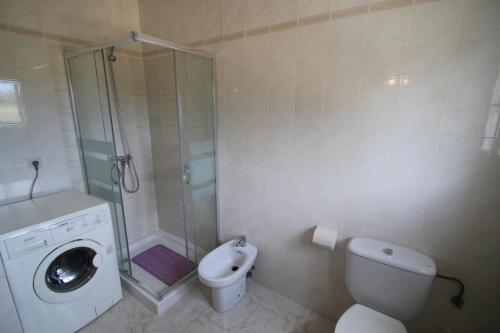 カンブリルスにあるCasa Rosales 7のバスルーム(シャワー、トイレ、洗濯機付)