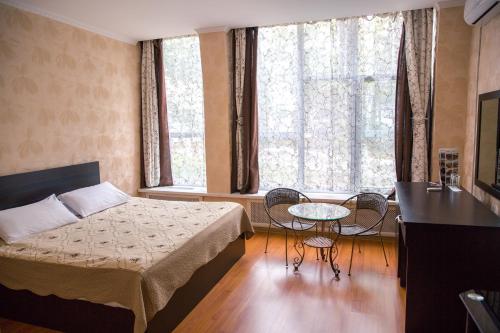 Una cama o camas en una habitación de Hotel Kazakhfilm