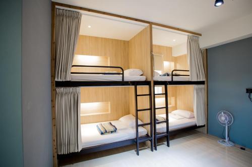 台東市的住宿－馬亨亨背包親子民宿，宿舍,房间带双层床