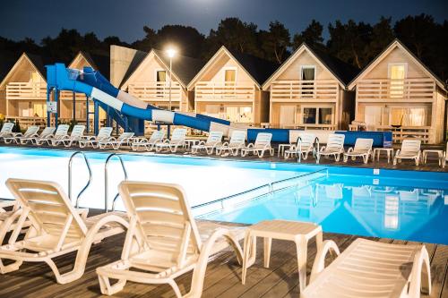 Holiday Park & Resort Mielno tesisinde veya buraya yakın yüzme havuzu