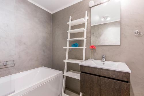 モンテ・エストリルにあるPATEO DA RAINHA - Apartmentのバスルーム(洗面台、トイレ、鏡付)