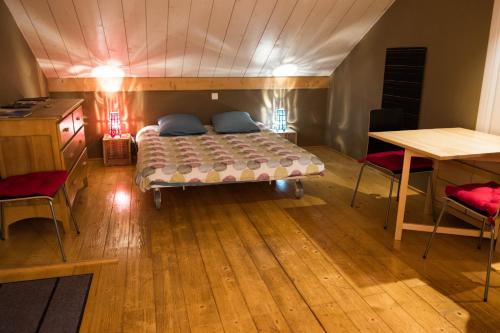 A bed or beds in a room at Les Gites du Belvedere - Arbois