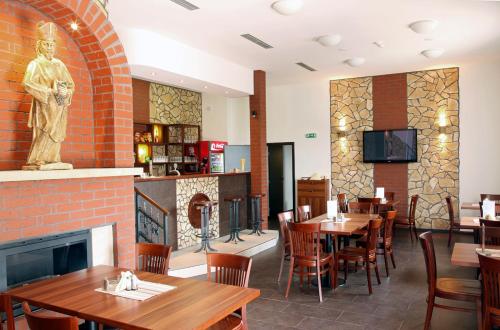 Reštaurácia alebo iné gastronomické zariadenie v ubytovaní Hotel Vinopa