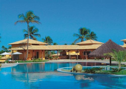 un complexe avec une piscine et des palmiers dans l'établissement Lagoa Eco Village, à Pipa