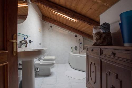 a bathroom with a sink and a toilet and a tub at Casa Maia in Padova