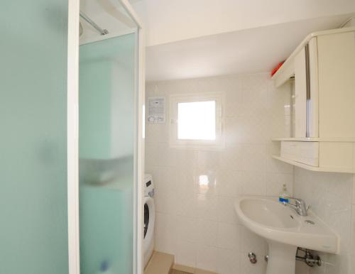 La salle de bains est pourvue d'une douche et d'un lavabo. dans l'établissement That's Atrani, à Atrani