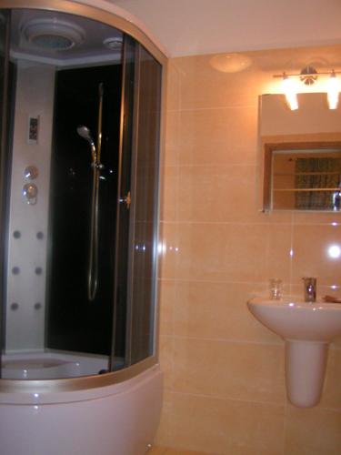 a bathroom with a shower and a sink at Kaštieľ Biela Dáma a Čierny Rytier in Krompachy